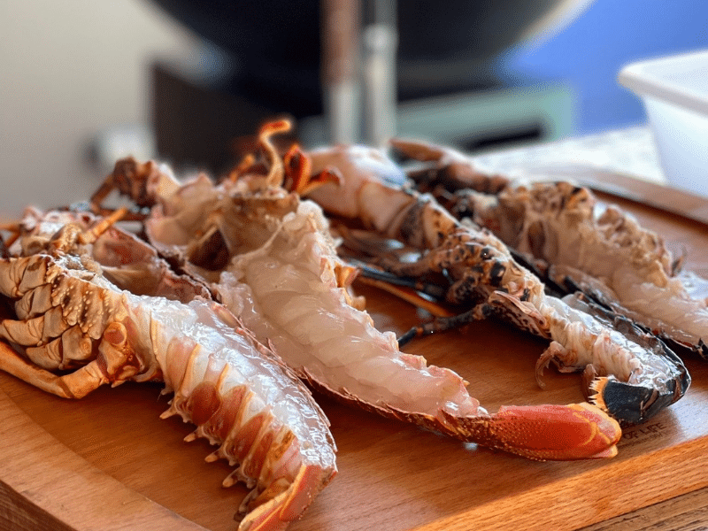 Comment cuisiner la queue de homard à la poêle pour un plat savoureux